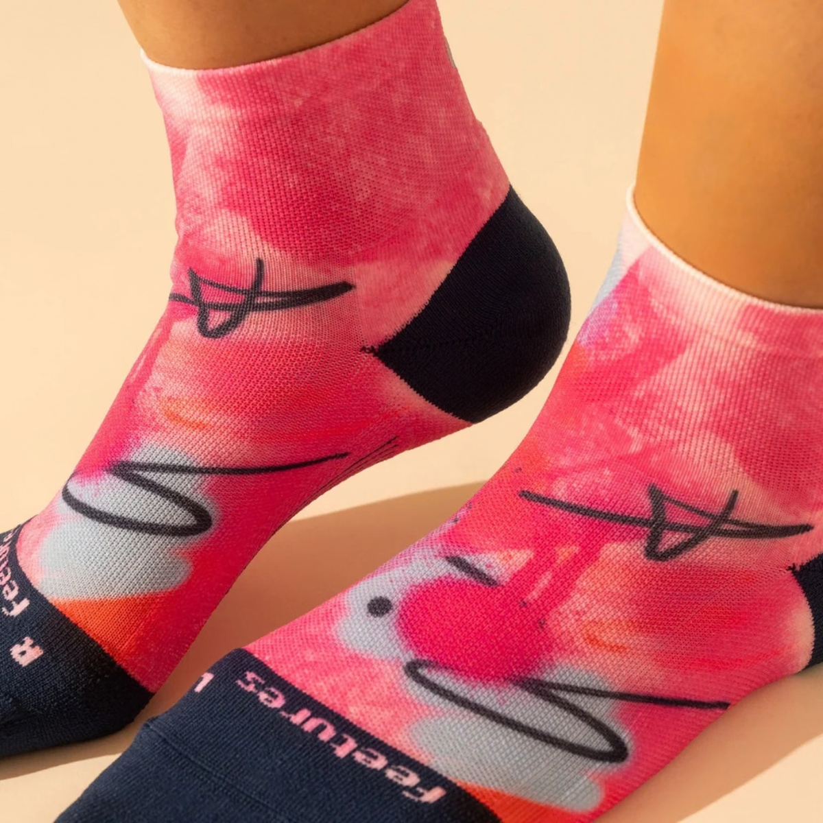 Feetures Elite Light Cushion Quarter Feminine Grit Sock